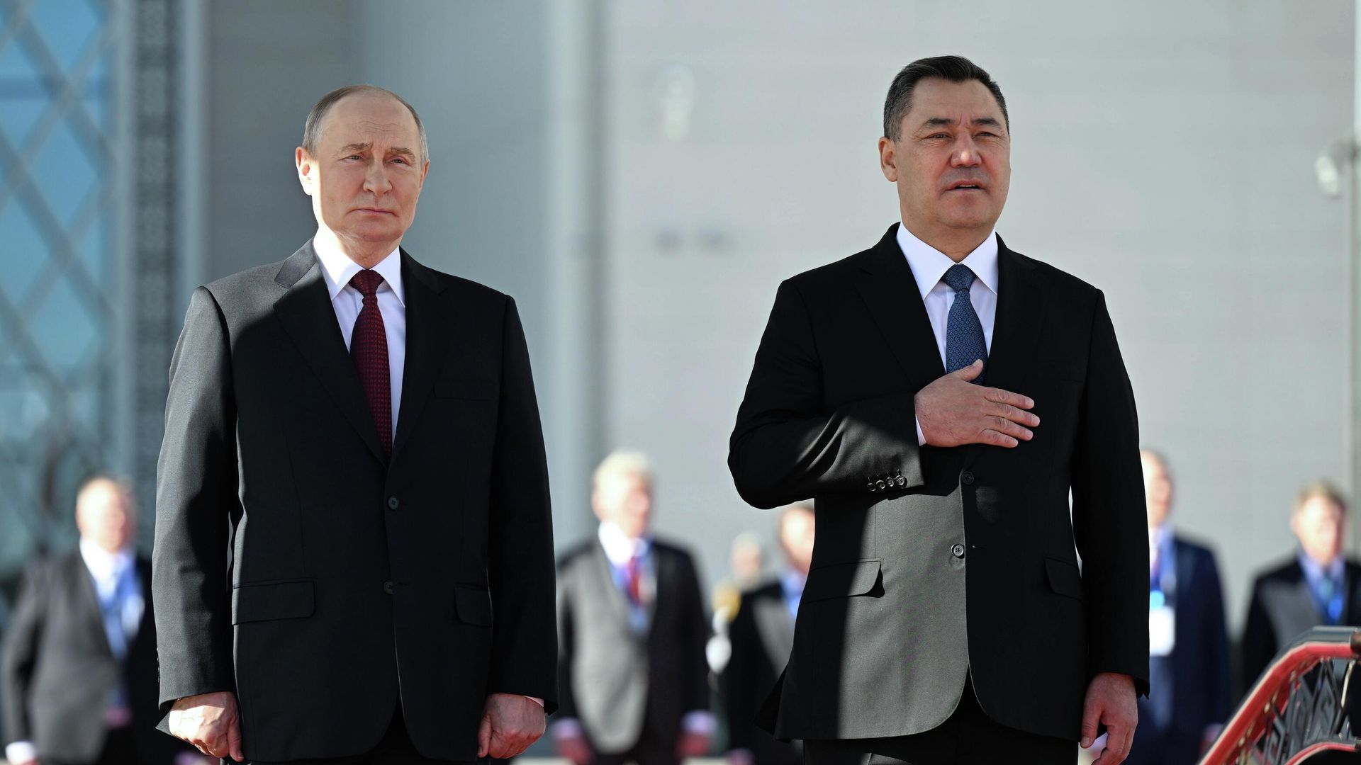 Церемония официальной встречи президента России Владимира Путина и президента Киргизии Садыра Жапарова у Дворца единства в Бишкеке - РИА Новости, 1920, 26.11.2025