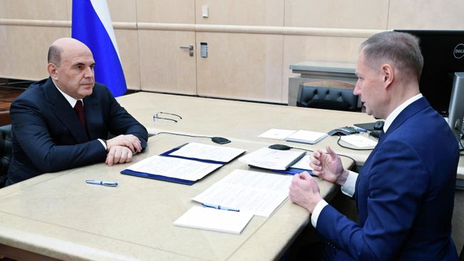Председатель правительства РФ Михаил Мишустин и руководитель Федерального казначейства Роман Артюхин во время встречи. 26 ноября 2025