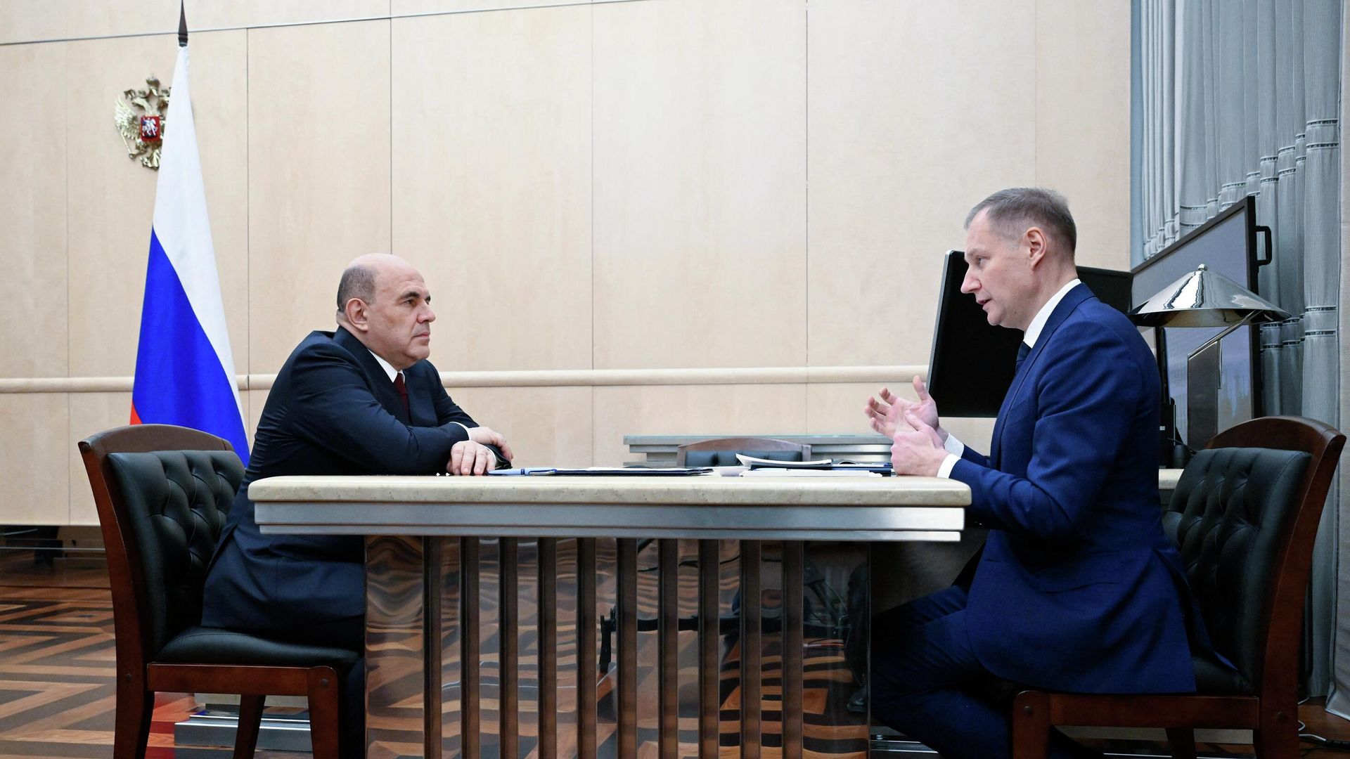 Премьер Михаил Мишустин и глава Федерального казначейства Роман Артюхин - РИА Новости, 1920, 26.11.2025