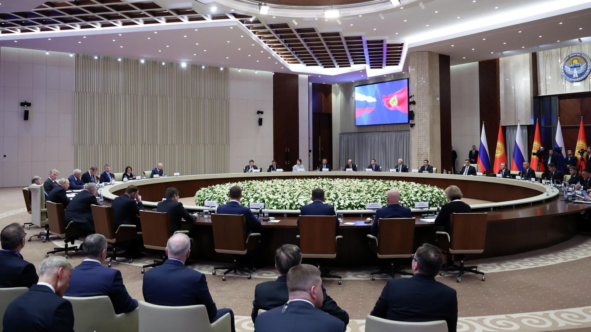 Президент РФ Владимир Путин и президент Киргизии Садыр Жапаров во время российско-киргизских переговоров в Бишкеке - РИА Новости, 1920, 26.11.2025