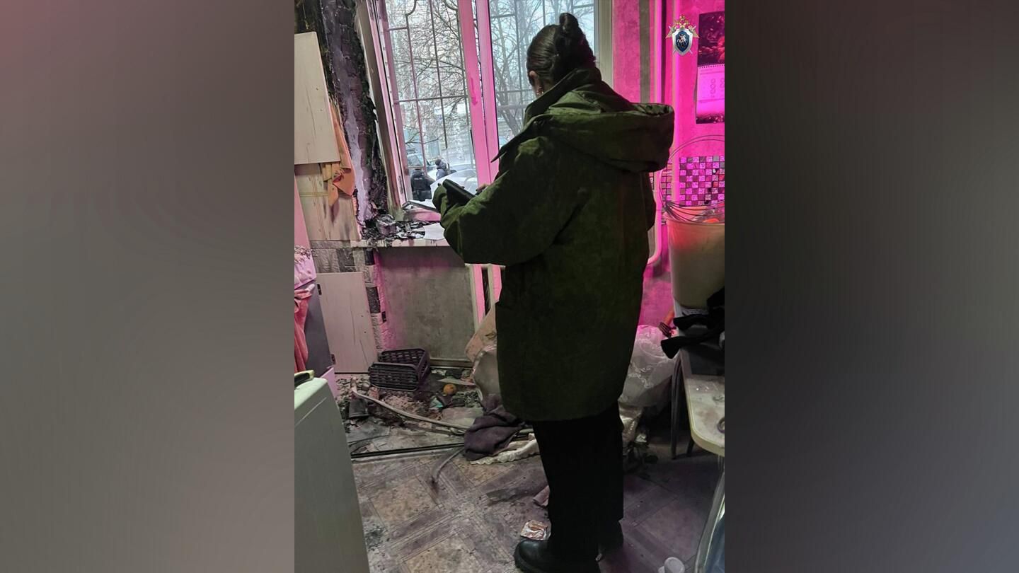 Сотрудница СК России на месте убийства женщины на улице Ковалевской в Санкт-Петербурге Сотрудница СК России на месте убийства женщины на улице Ковалевской в Санкт-Петербурге - РИА Новости, 1920, 26.11.2025