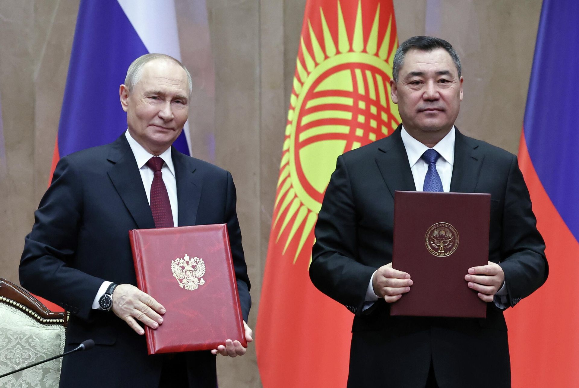 Президент РФ Владимир Путин и президент Киргизии Садыр Жапаров на церемонии обмена подписанными документами и совместного заявления для прессы в Бишкеке - РИА Новости, 1920, 27.11.2025