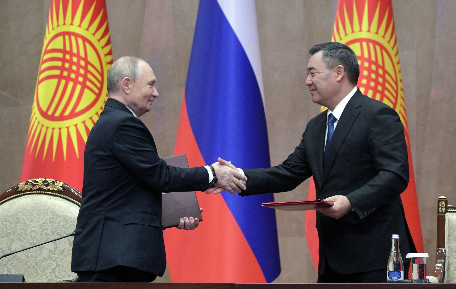 Президент РФ Владимир Путин и президент Киргизии Садыр Жапаров на церемонии обмена подписанными документами в Бишкеке - РИА Новости, 1920, 27.11.2025