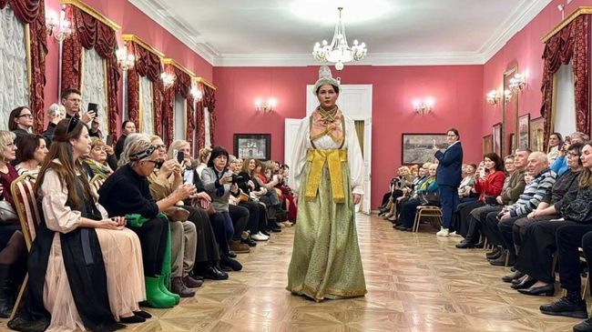 Реконструкцию нарядов тверских щеголих XIX века представили в Торжке