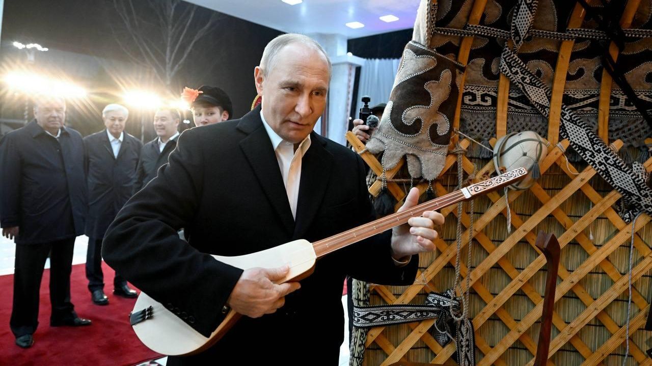 Владимир Путин в Бишкеке сыграл на киргизском национальном музыкальном инструменте — комузе Владимир Путин в Бишкеке сыграл на киргизском национальном музыкальном инструменте — комузе - РИА Новости, 1920, 30.11.2025