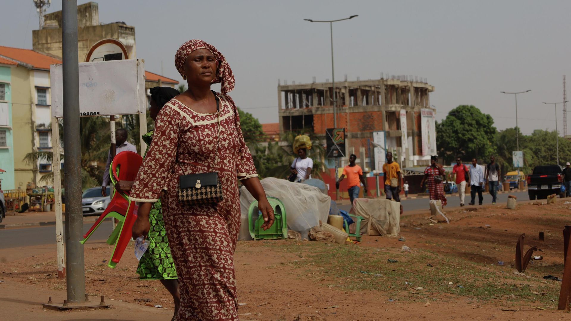 Люди на улице в Бисау, Гвинея-Бисау - РИА Новости, 1920, 10.12.2025