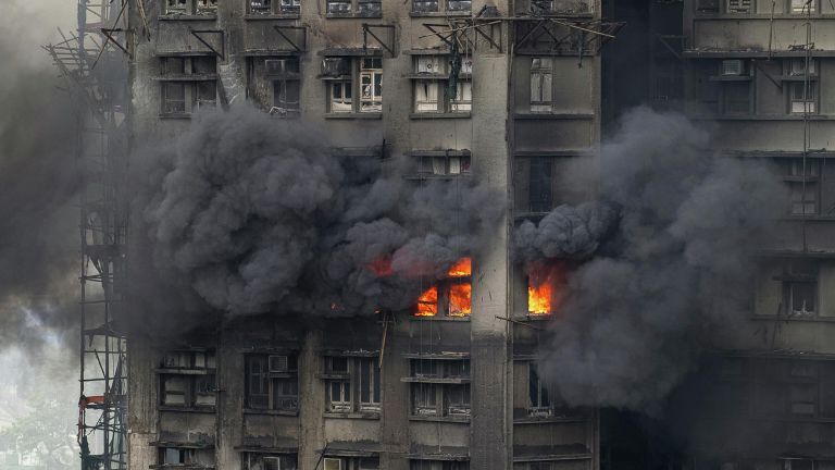 Пожар, вспыхнувший в жилом комплексе Ван Фук Корт в Гонконге Пожар, вспыхнувший в жилом комплексе Ван Фук Корт в Гонконге