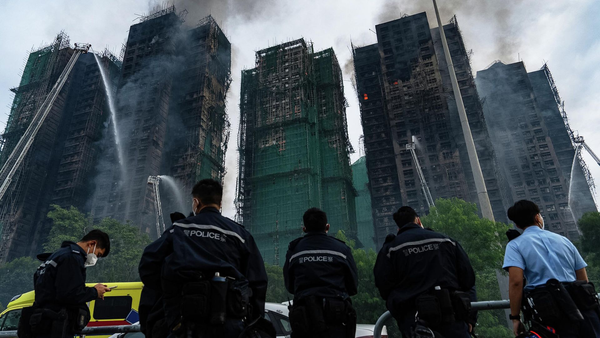 Ликвидация пожара в жилом комплексе Wang Fuk Court в Гонконге. 27 ноября 2025 - РИА Новости, 1920, 27.11.2025