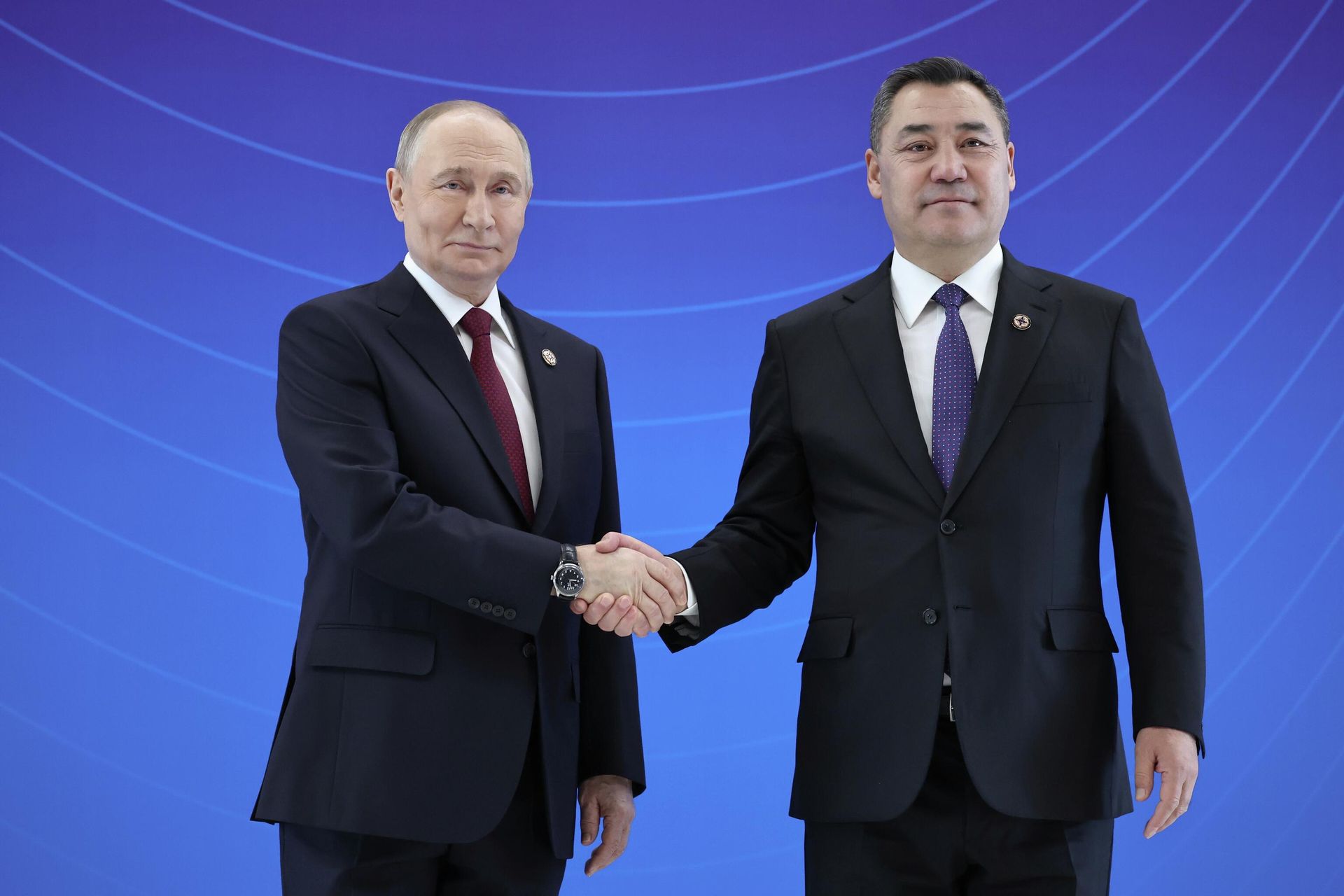 Президент РФ Владимир Путин и президент Киргизии Садыр Жапаров на церемонии приветствия глав государств-членов ОДКБ в Бишкеке - РИА Новости, 1920, 27.11.2025