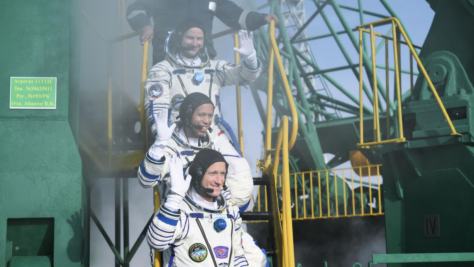 Члены основного экипажа космонавты Роскосмоса Сергей Микаев и Сергей Кудь-Сверчков и астронавт NASA Кристофер Уильямс Члены основного экипажа космонавты Роскосмоса Сергей Микаев и Сергей Кудь-Сверчков и астронавт NASA Кристофер Уильямс - РИА Новости, 1920, 06.04.2026