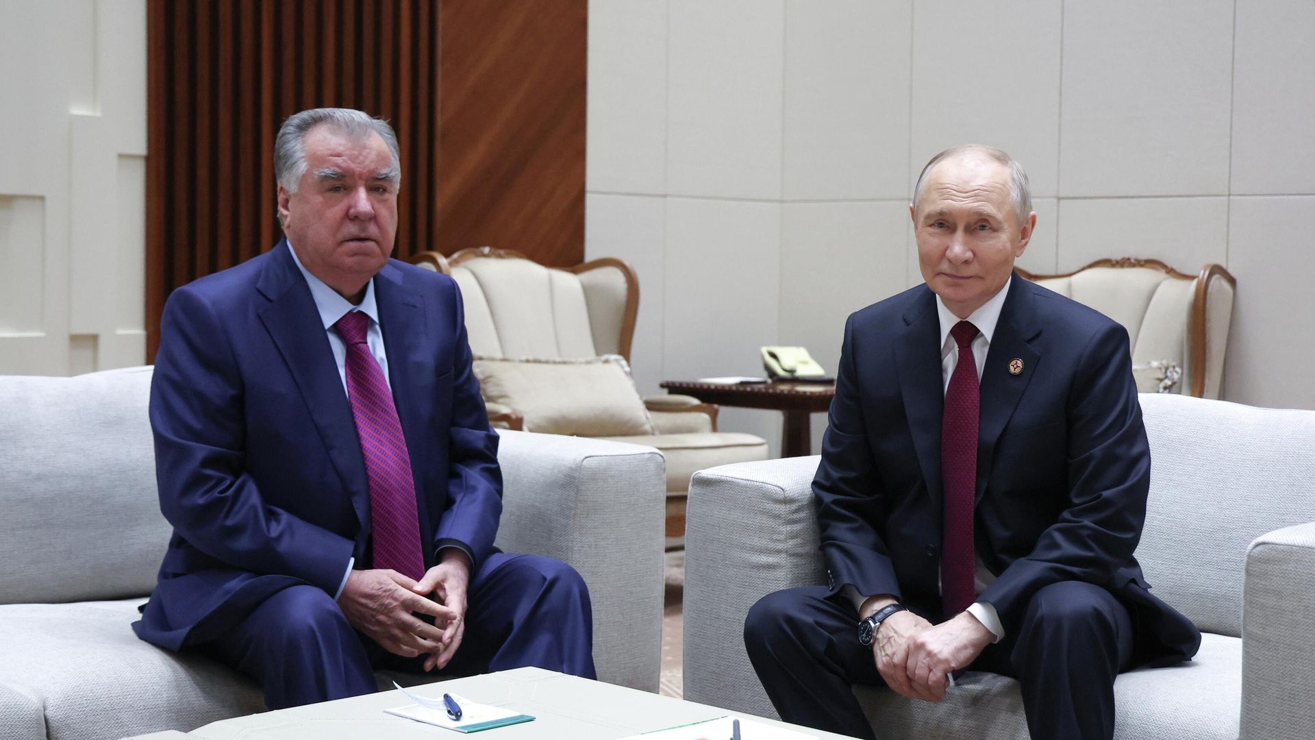 Президент РФ Владимир Путин и президент Таджикистана Эмомали Рахмон во время встречи на полях саммита ОДКБ в Бишкеке. 27 ноября 2025 - РИА Новости, 1920, 27.11.2025
