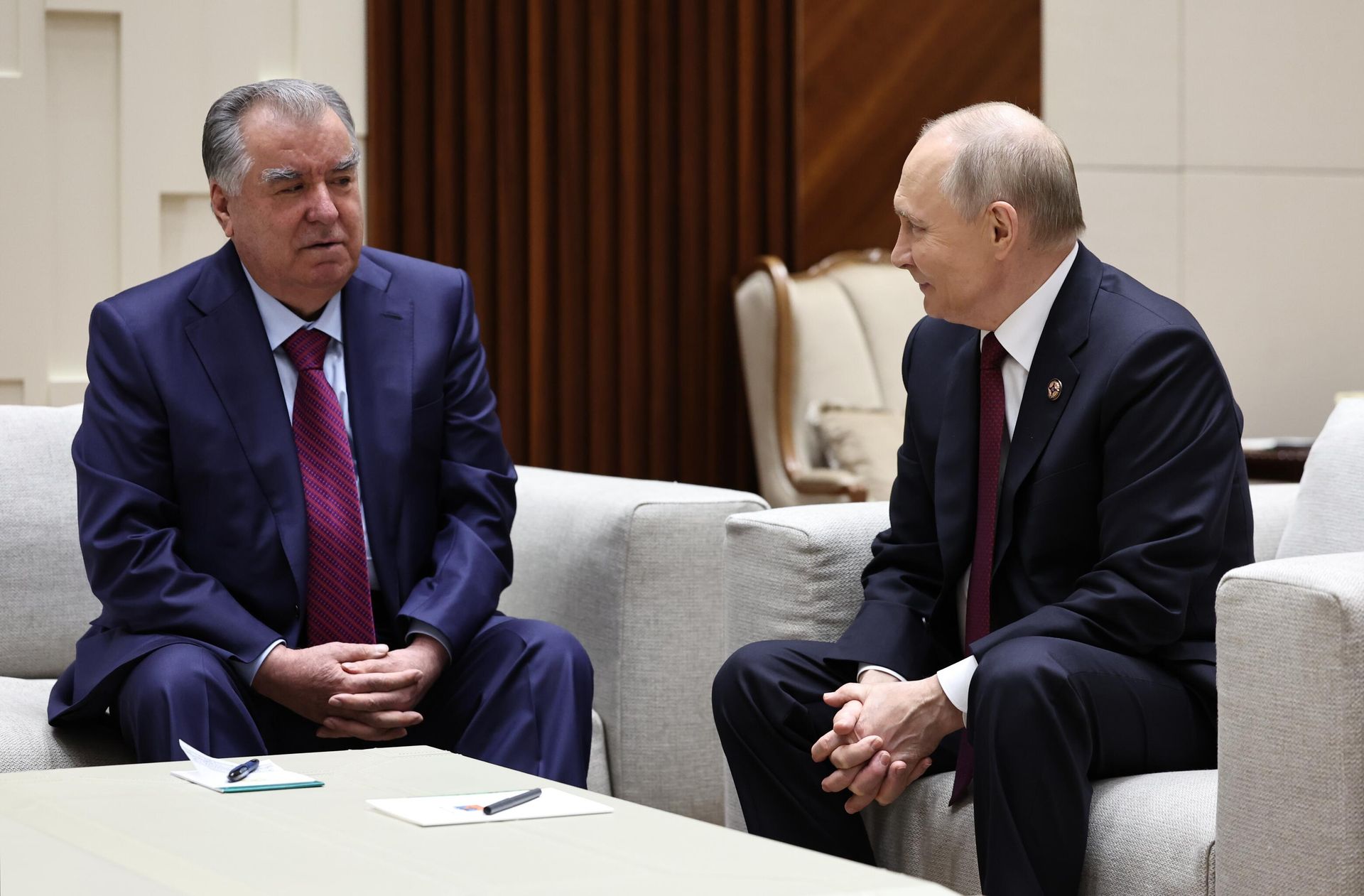 Президент РФ Владимир Путин и президент Таджикистана Эмомали Рахмон во время встречи на полях саммита ОДКБ в Бишкеке - РИА Новости, 1920, 09.10.2026
