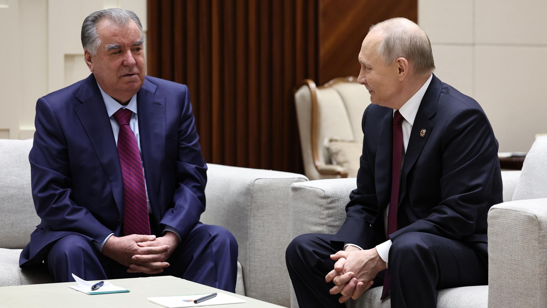 Президент РФ Владимир Путин и президент Таджикистана Эмомали Рахмон (слева) во время встречи на полях саммита ОДКБ в Бишкеке. 27 ноября 2025 Президент РФ Владимир Путин и президент Таджикистана Эмомали Рахмон (слева) во время встречи на полях саммита ОДКБ в Бишкеке. 27 ноября 2025 - РИА Новости, 1920, 27.11.2025