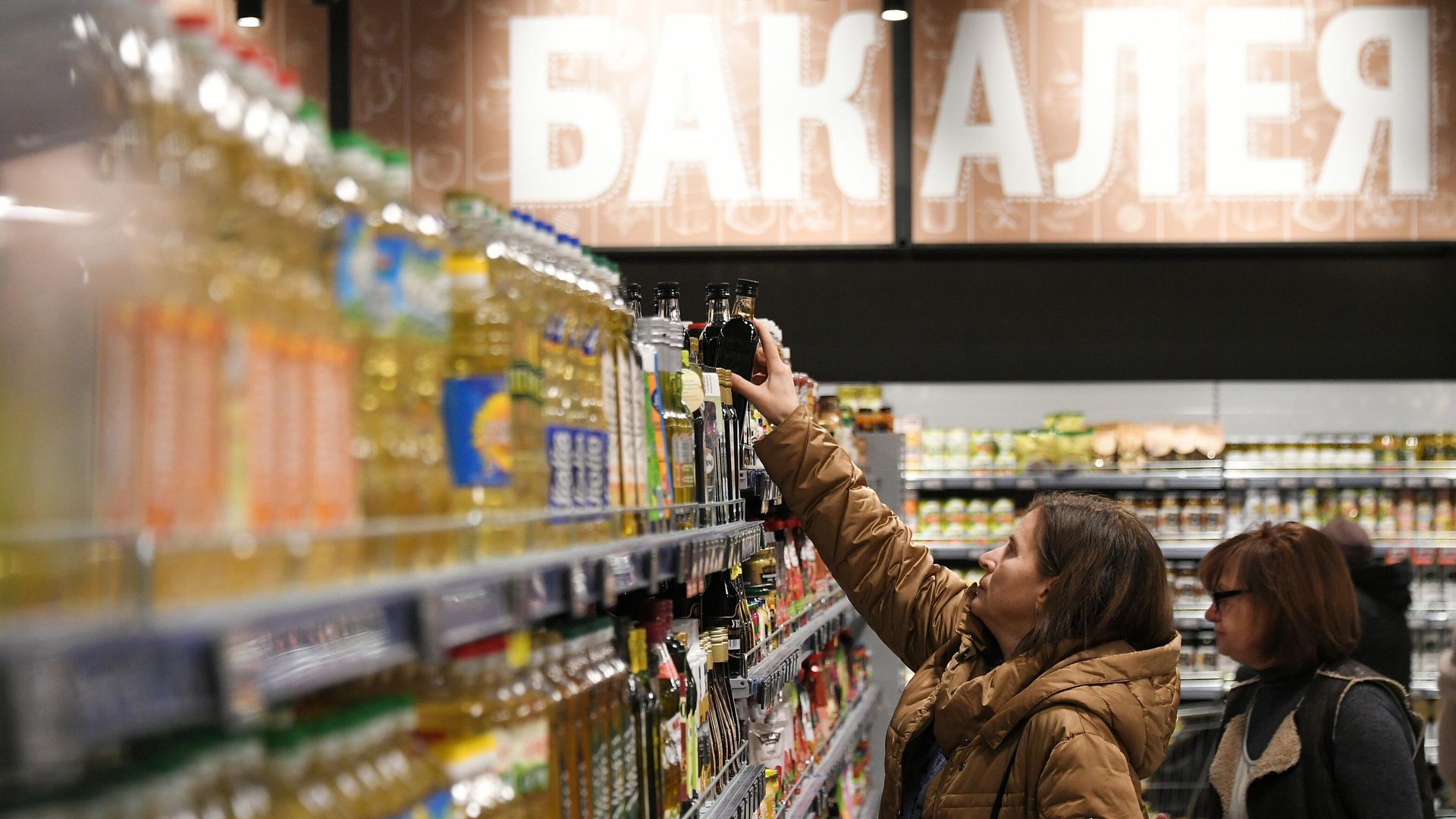 Покупатели выбирают оливковое масло в супермаркете Покупатели выбирают оливковое масло в супермаркете - РИА Новости, 1920, 02.03.2026