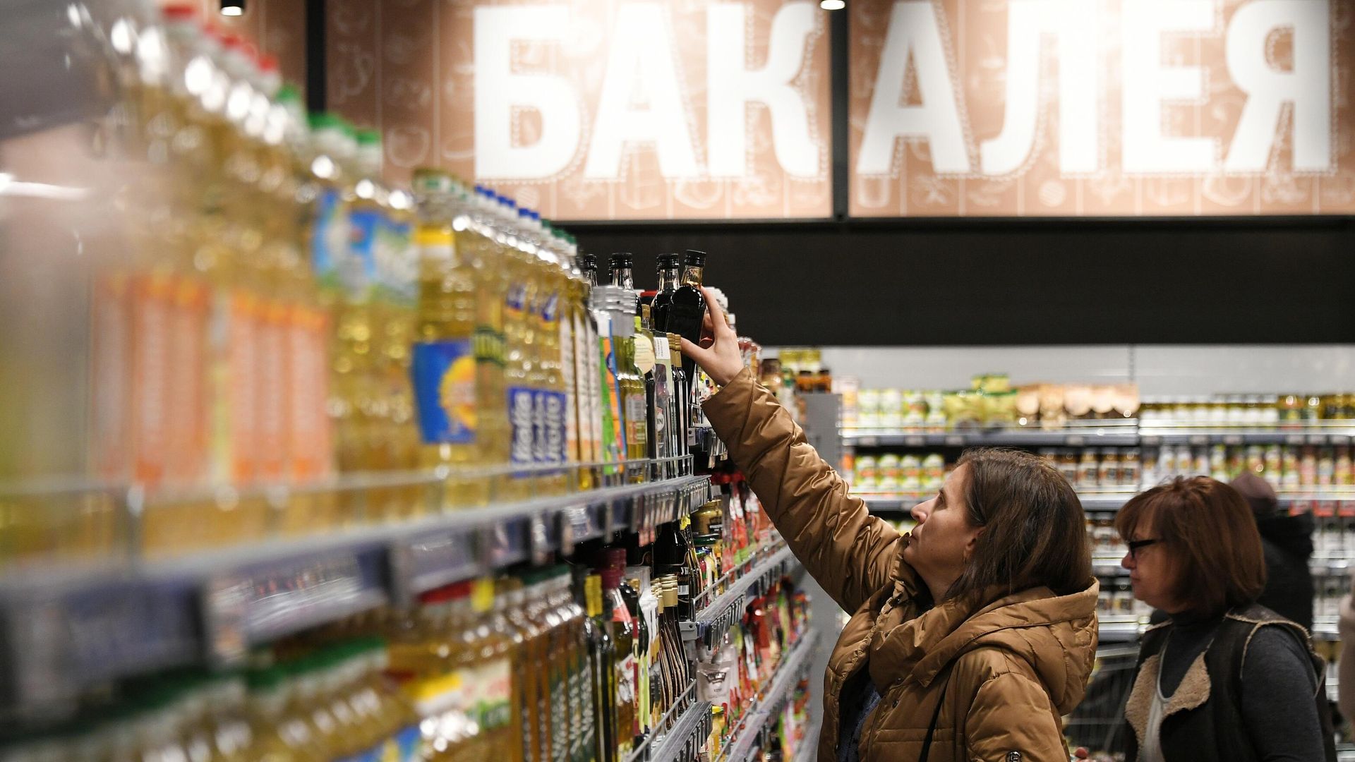 Покупатели выбирают оливковое масло в супермаркете Покупатели выбирают оливковое масло в супермаркете - РИА Новости, 1920, 18.03.2026
