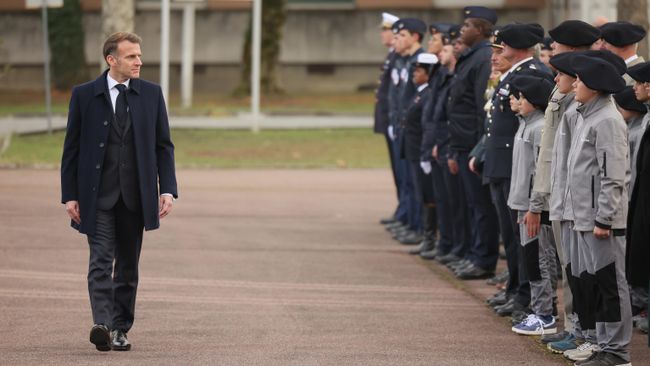 Президент Франции Эммануэль Макрон проводит смотр военнослужащих и учащихся армейской школы на военной базе в Варсесе