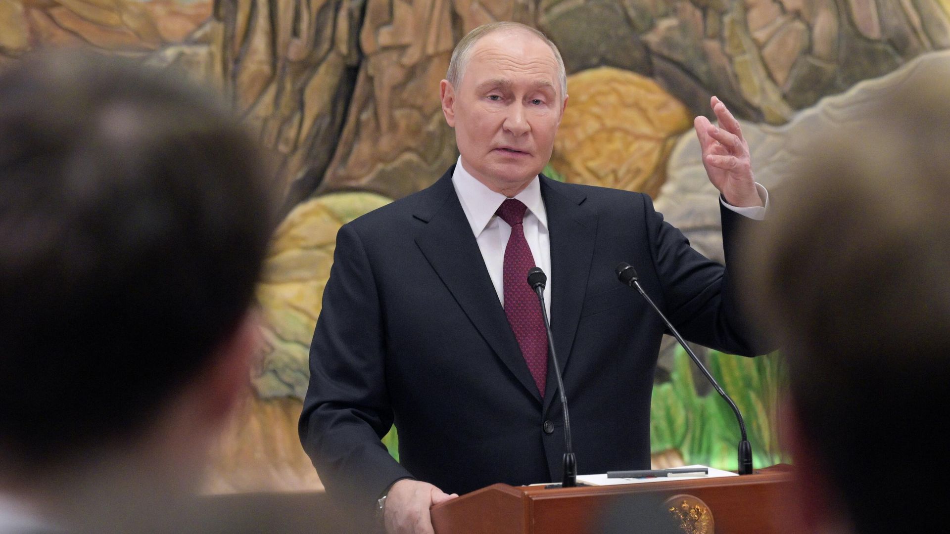 Президент России Владимир Путин во время подхода к представителям российских СМИ - РИА Новости, 1920, 27.11.2025