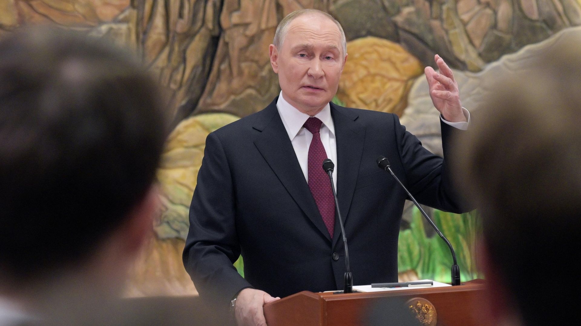 Президент России Владимир Путин во время подхода к представителям российских СМИ Президент России Владимир Путин во время подхода к представителям российских СМИ - РИА Новости, 1920, 27.11.2025