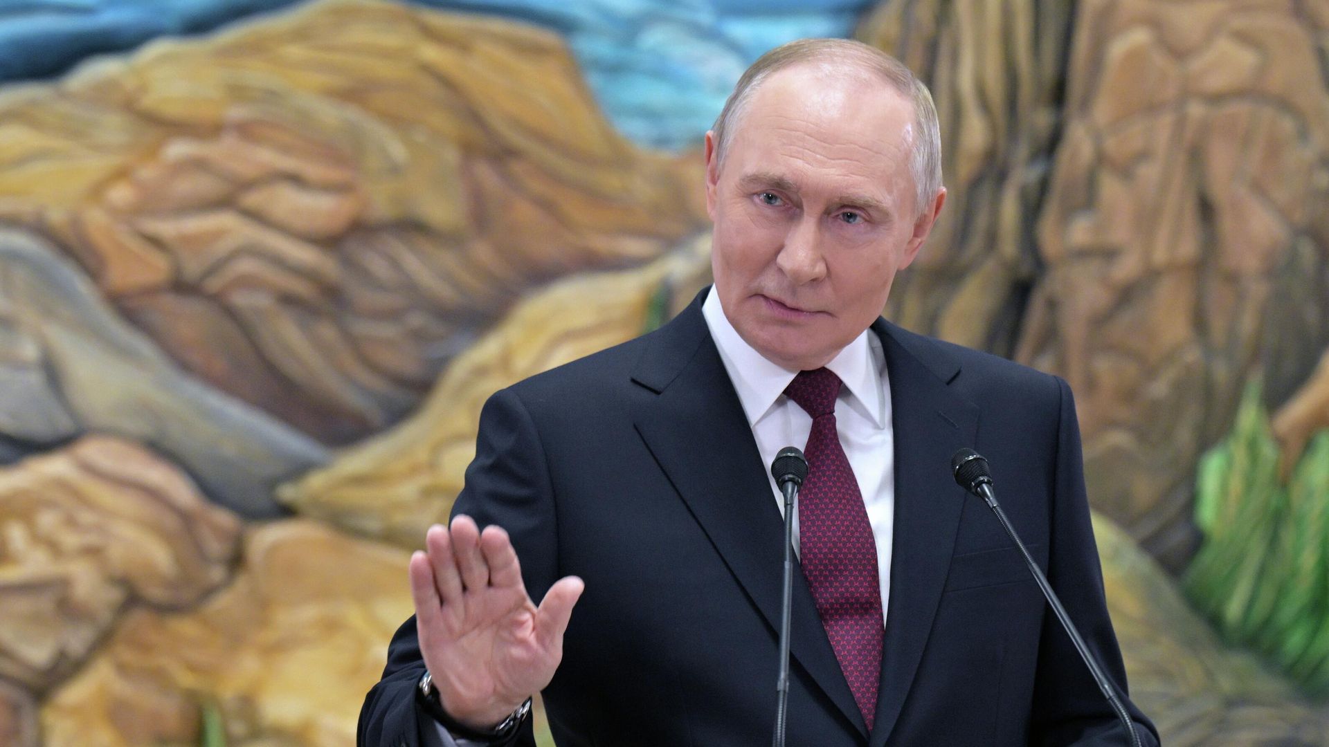 Президент РФ Владимир Путин во время подхода к представителям российских СМИ Президент РФ Владимир Путин во время подхода к представителям российских СМИ - РИА Новости, 1920, 27.11.2025