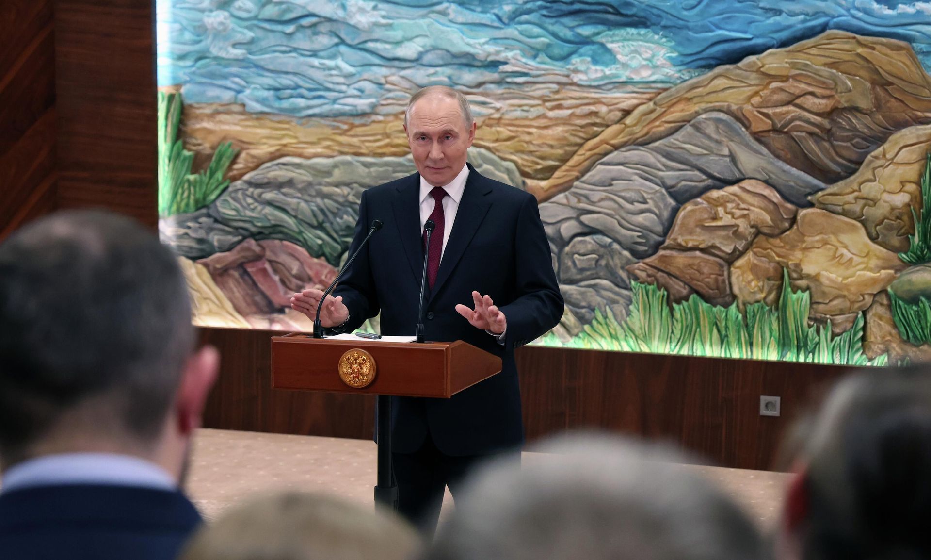 Президент РФ Владимир Путин во время подхода к представителям российских СМИ - РИА Новости, 1920, 27.11.2025