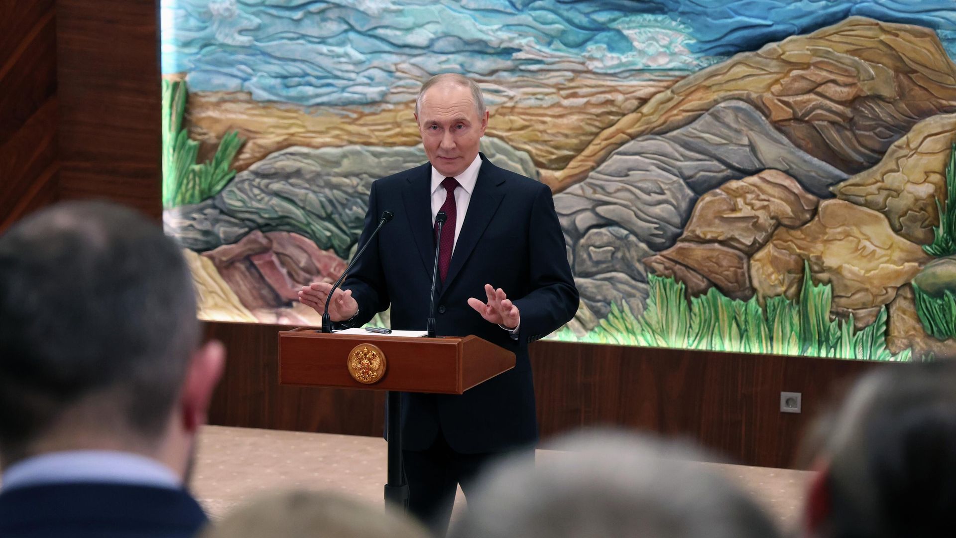 Президент РФ Владимир Путин во время подхода к представителям российских СМИ. 27 ноября 2025 Президент РФ Владимир Путин во время подхода к представителям российских СМИ. 27 ноября 2025 - РИА Новости, 1920, 27.11.2025