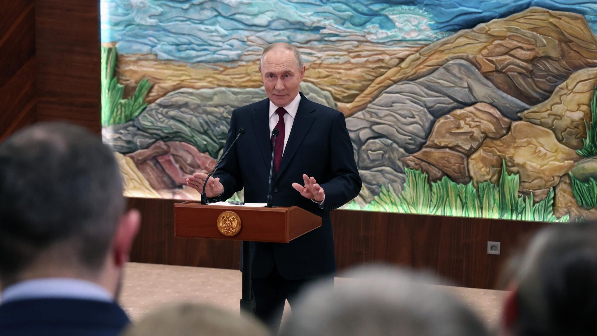 Президент РФ Владимир Путин во время подхода к представителям российских СМИ Президент РФ Владимир Путин во время подхода к представителям российских СМИ - РИА Новости, 1920, 27.11.2025