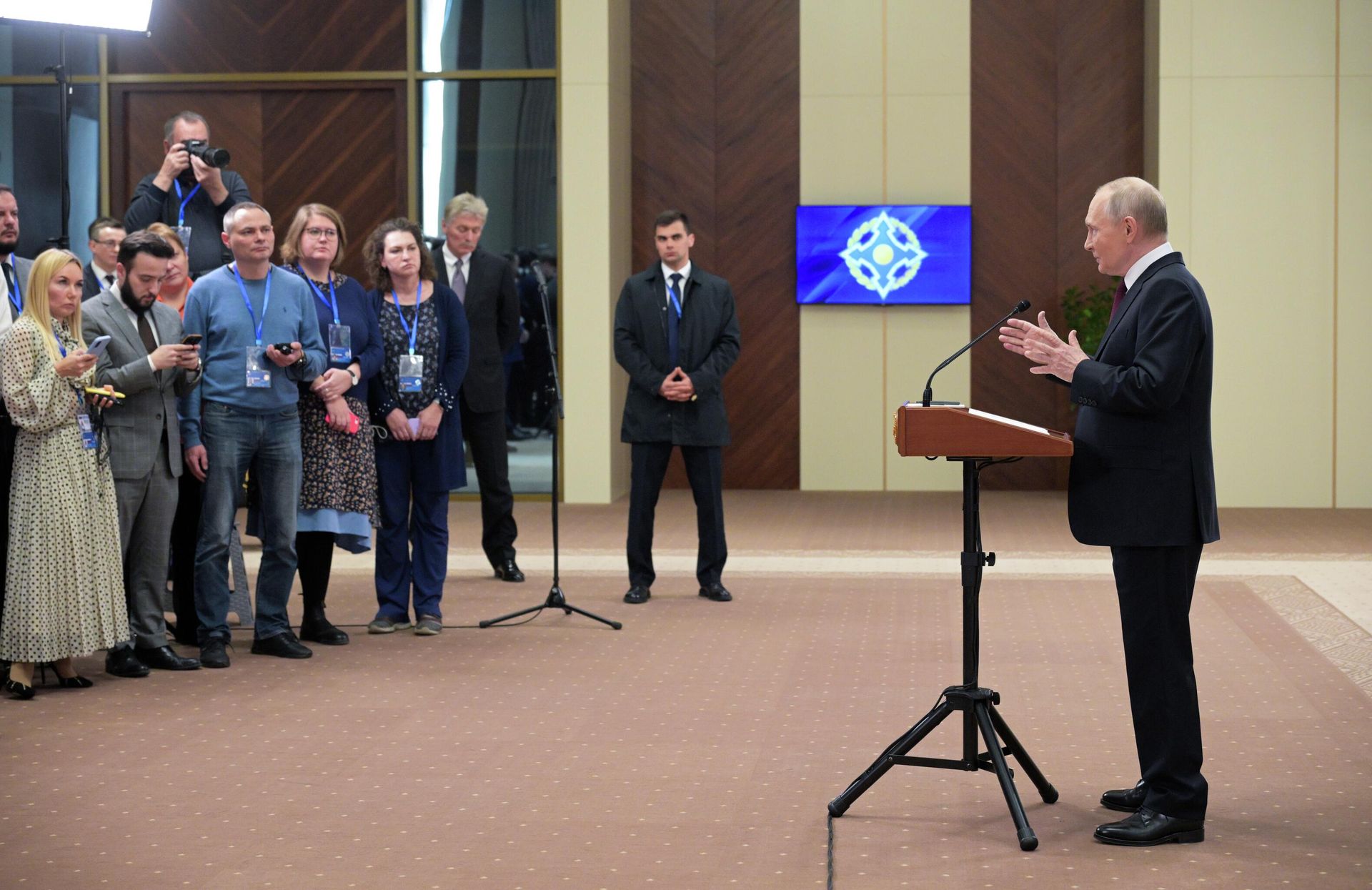 Президент РФ Владимир Путин во время подхода к представителям российских СМИ - РИА Новости, 1920, 27.11.2025