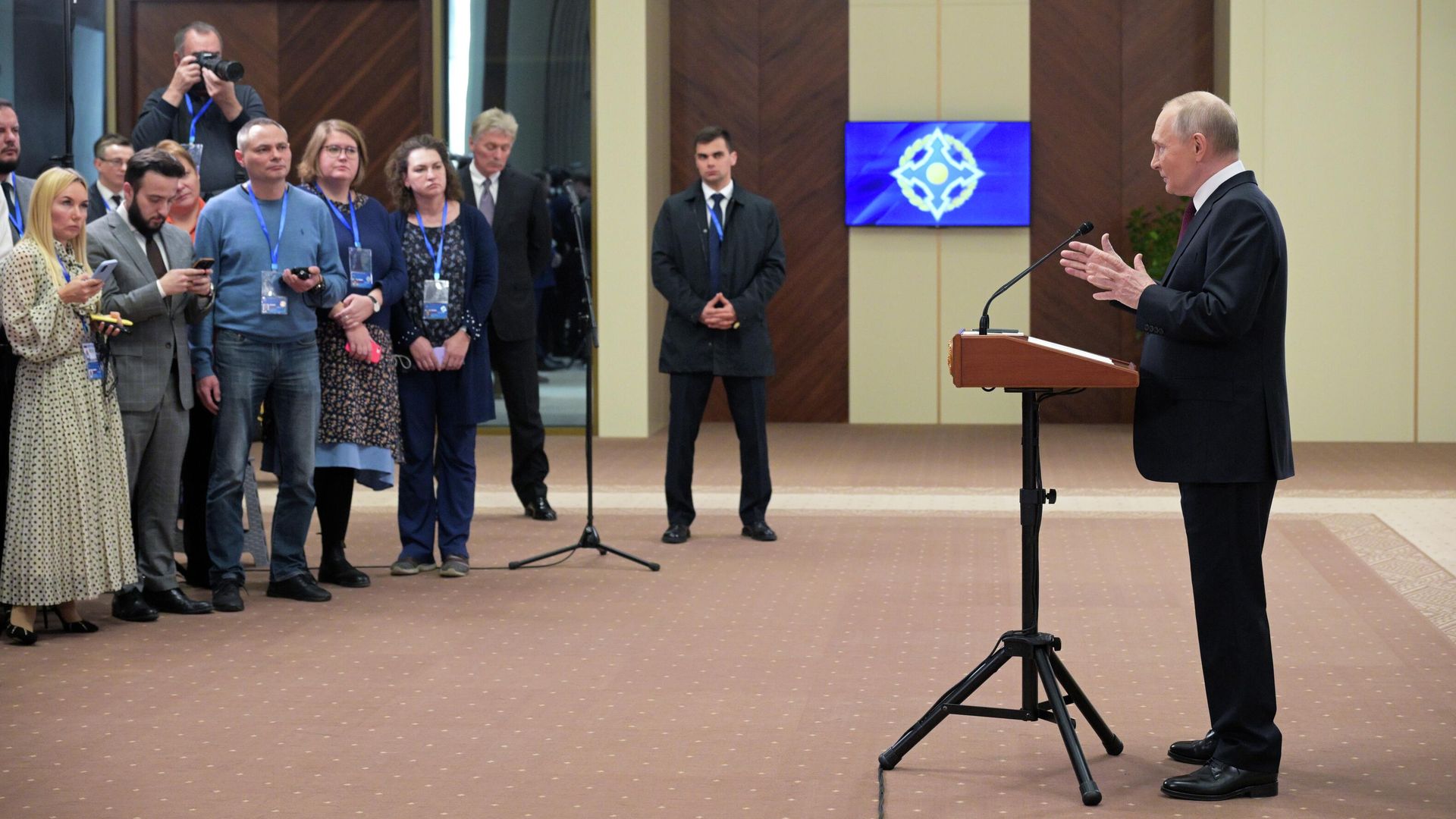 Президент России Владимир Путин во время подхода к представителям российских СМИ Президент России Владимир Путин во время подхода к представителям российских СМИ - РИА Новости, 1920, 27.11.2025