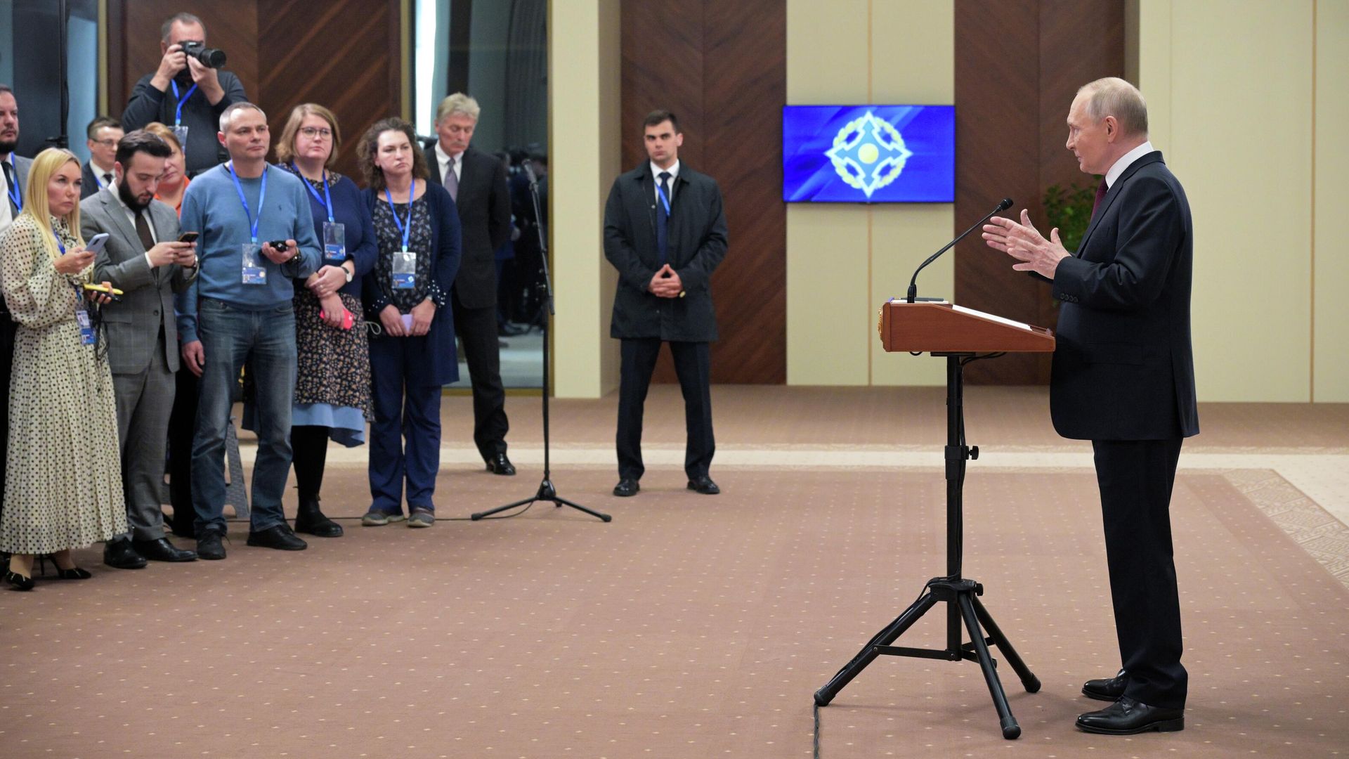Президент РФ Владимир Путин во время подхода к представителям российских СМИ Президент РФ Владимир Путин во время подхода к представителям российских СМИ - РИА Новости, 1920, 27.11.2025