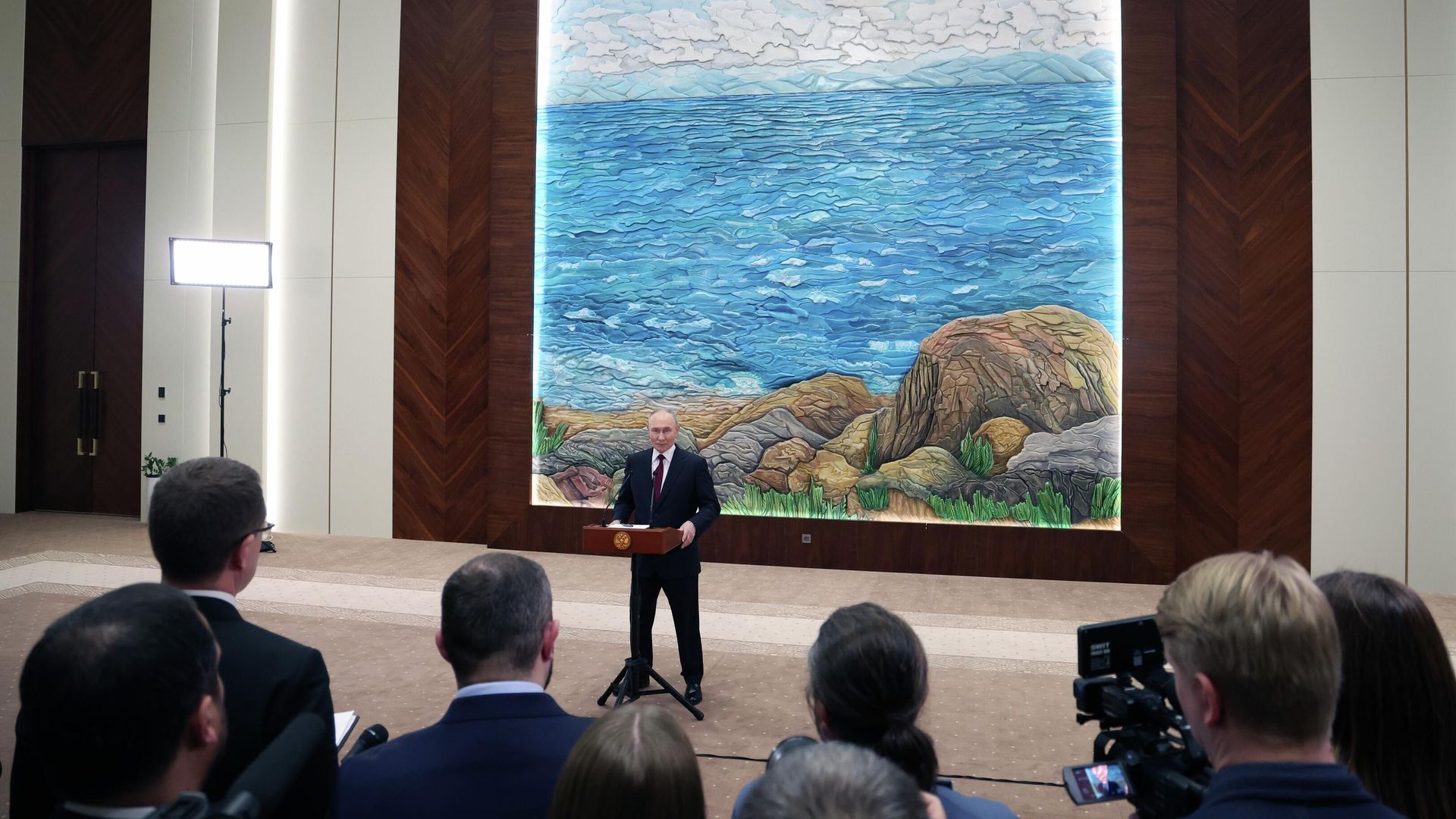 Президент РФ Владимир Путин во время подхода к представителям российских СМИ Президент РФ Владимир Путин во время подхода к представителям российских СМИ - РИА Новости, 1920, 27.11.2025