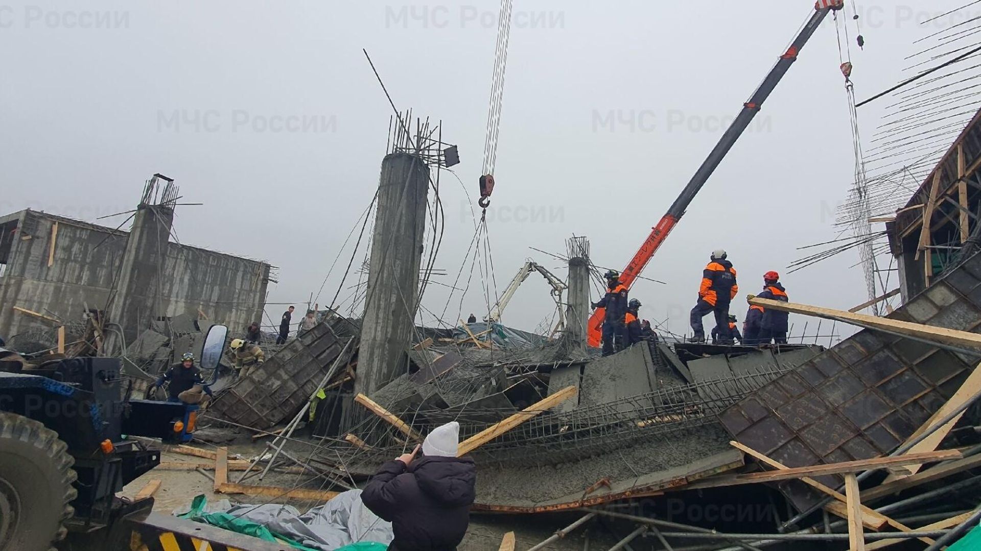Последствия обрушения части строящегося здания в Южно-Сахалинске. 28 ноября 2025 - РИА Новости, 1920, 28.11.2025