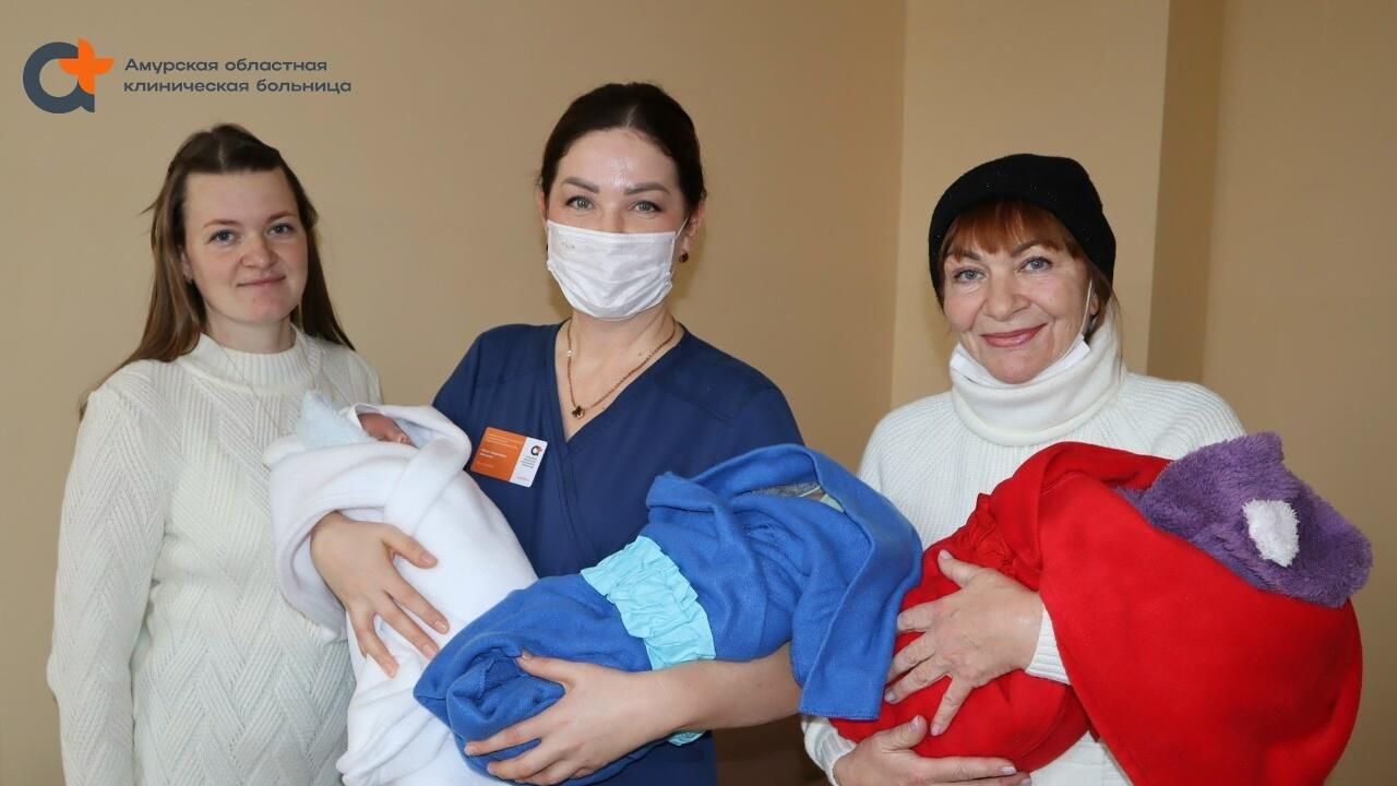 Феноменальная тройня детей родилась в Благовещенске Феноменальная тройня детей родилась в Благовещенске - РИА Новости, 1920, 28.11.2025