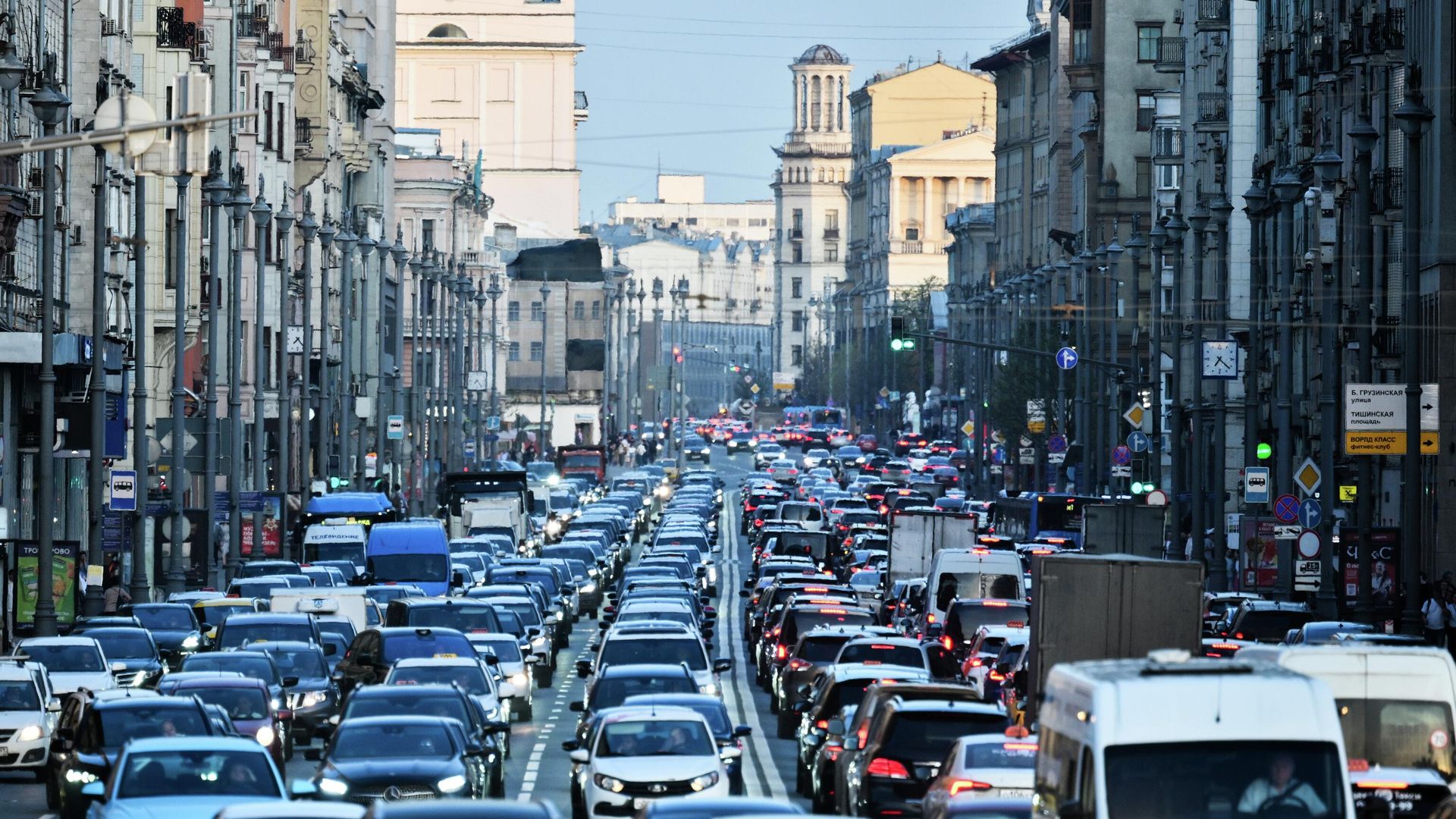 Автомобильное движение на Тверской улице в Москве Автомобильное движение на Тверской улице в Москве - РИА Новости, 1920, 19.03.2026