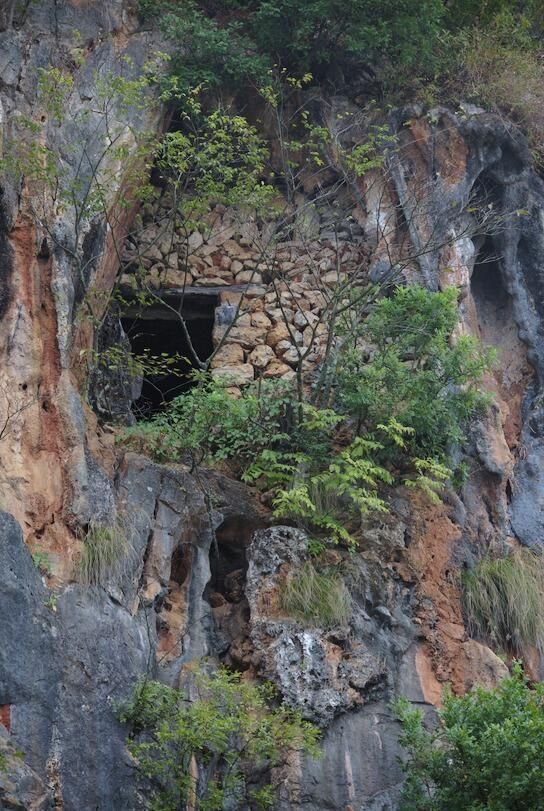 Подвесная гробница в Китае Подвесная гробница в Китае - РИА Новости, 1920, 01.12.2025