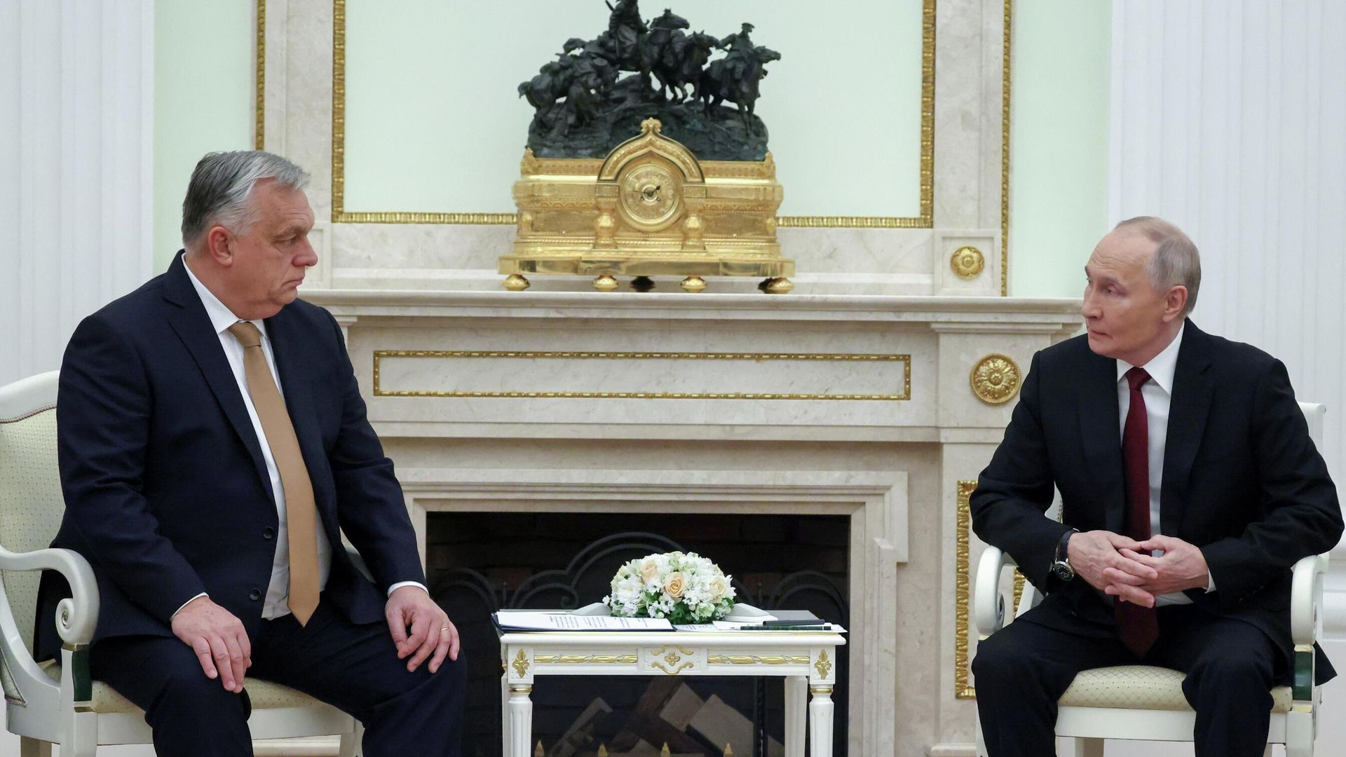 Президент РФ Владимир Путин и премьер-министр Венгрии Виктор Орбан во время российско-венгерских переговоров в Москве. 28 ноября 2025 Президент РФ Владимир Путин и премьер-министр Венгрии Виктор Орбан во время российско-венгерских переговоров в Москве. 28 ноября 2025 - РИА Новости, 1920, 28.11.2025
