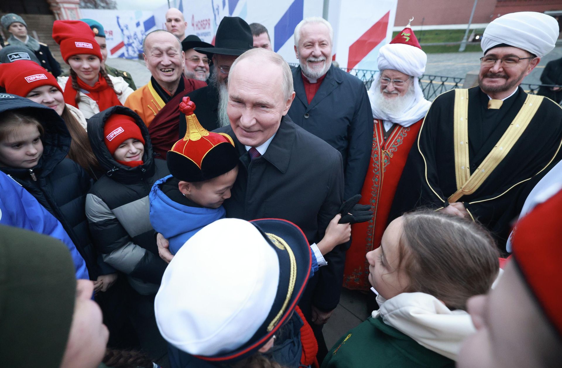 Президент Владимир Путин возложил цветы к памятнику К. Минину и Д. Пожарскому Президент Владимир Путин возложил цветы к памятнику К. Минину и Д. Пожарскому - РИА Новости, 1920, 06.10.2026