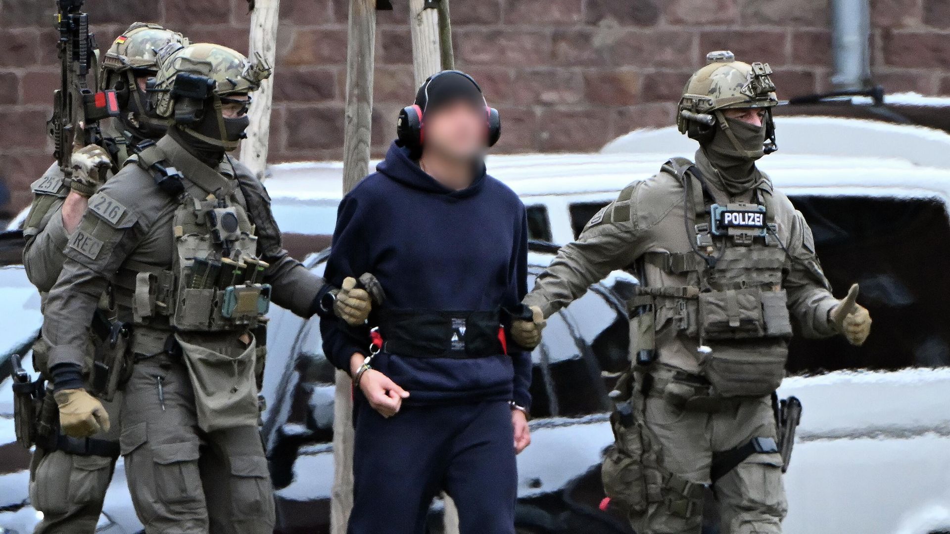 Гражданин Украины, подозреваемый в координации подрывов Северных потоков, в сопровождении немецких полицейских. 28 ноября 2025 Гражданин Украины, подозреваемый в координации подрывов Северных потоков, в сопровождении немецких полицейских. 28 ноября 2025 - РИА Новости, 1920, 28.11.2025