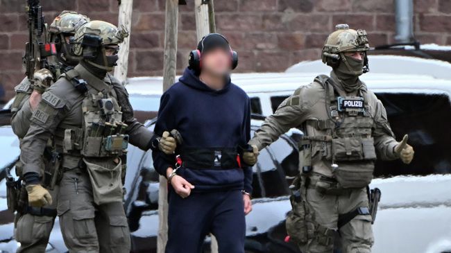 Гражданин Украины, подозреваемый в координации подрывов Северных потоков, в сопровождении немецких полицейских. 28 ноября 2025