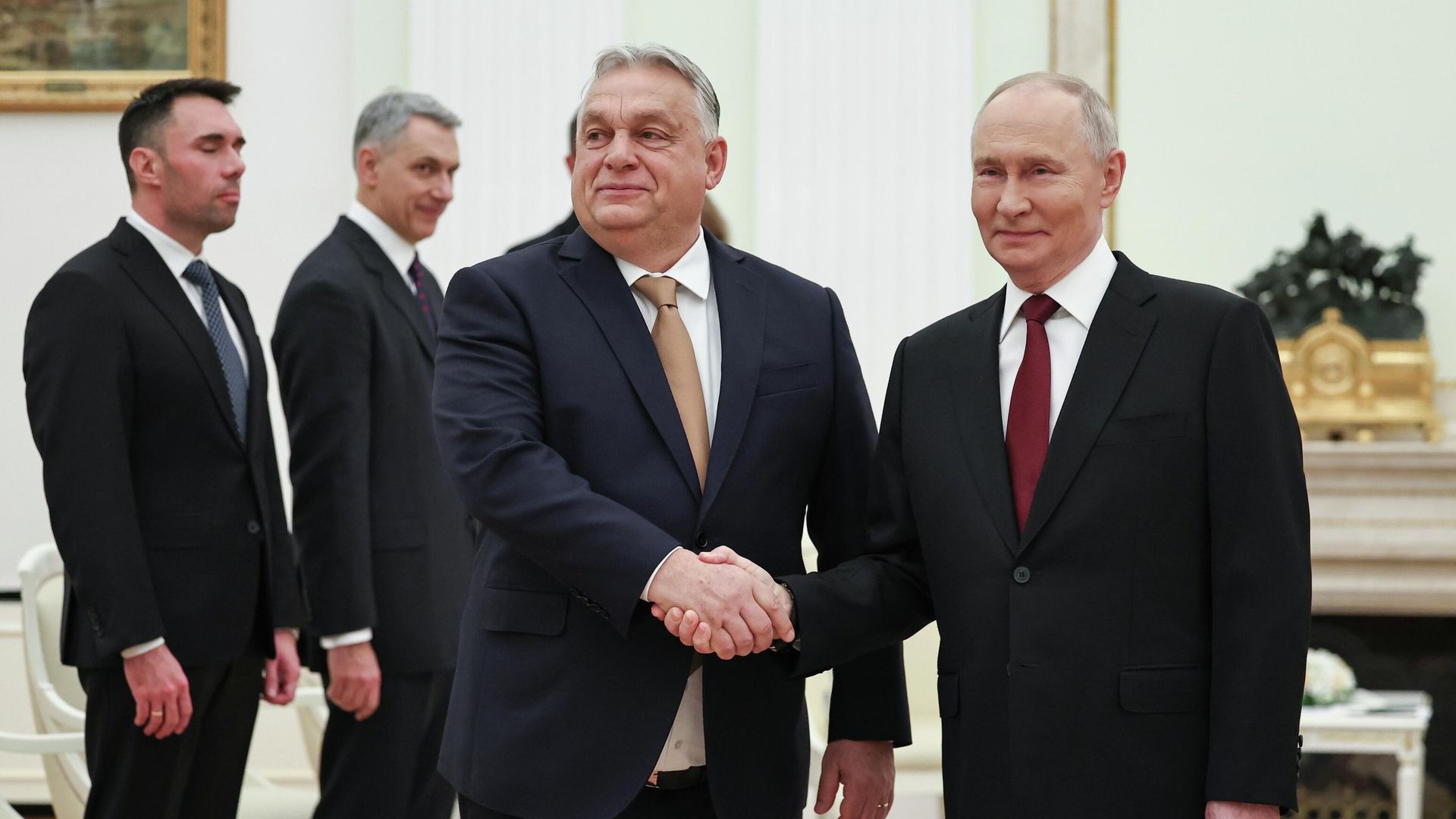 Премьер-министр Венгрии Виктор Орбан и президент России Владимир Путин Премьер-министр Венгрии Виктор Орбан и президент России Владимир Путин - РИА Новости, 1920, 29.11.2025