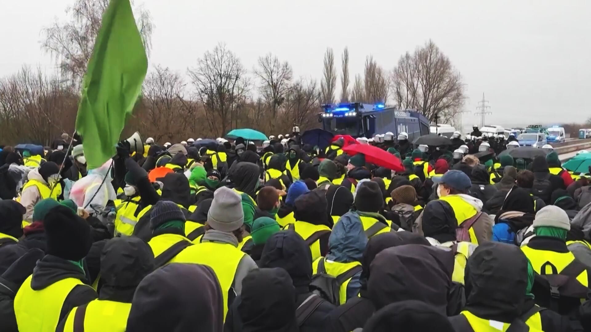 Фаеры и столкновения  с полицией: тысячи человек вышли  на протесты в ФРГ - РИА Новости, 1920, 29.11.2025