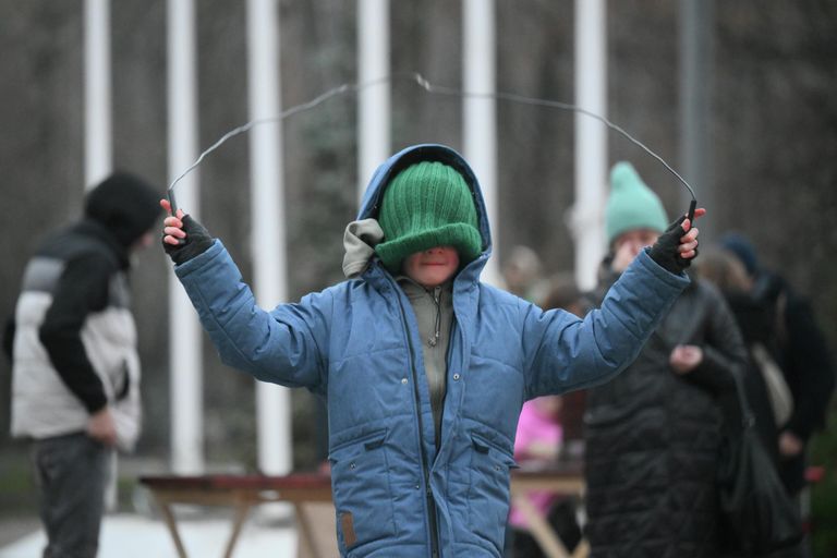 Спортивные игры Взрослые и дети на праздновании Дня матери в парке Красная Пресня в Москве