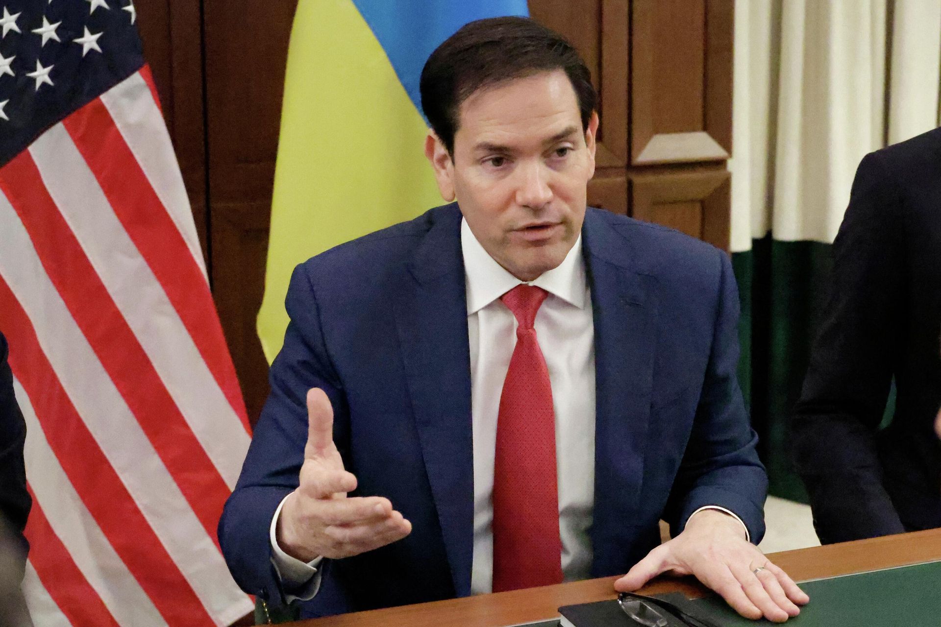 Госсекретарь США Марко Рубио во время встречи с украинской делегацией во Флориде Госсекретарь США Марко Рубио во время встречи с украинской делегацией во Флориде - РИА Новости, 1920, 12.12.2025