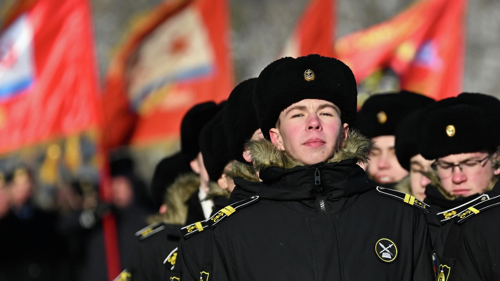 Торжественная церемония вручения знаменной георгиевской ленты и Боевого знамени переформированной 55-й гвардейской дивизии морской пехоты во Владивостоке. 1 декабря 2025 года - РИА Новости, 1920, 01.12.2025