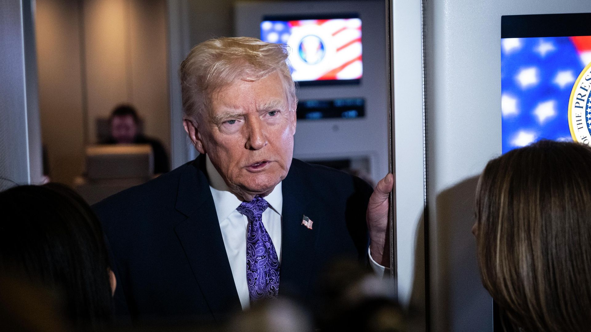 Президент США Дональд Трамп во время общения с журналистами. 30 ноября 2025 года Президент США Дональд Трамп во время общения с журналистами. 30 ноября 2025 года - РИА Новости, 1920, 01.12.2025