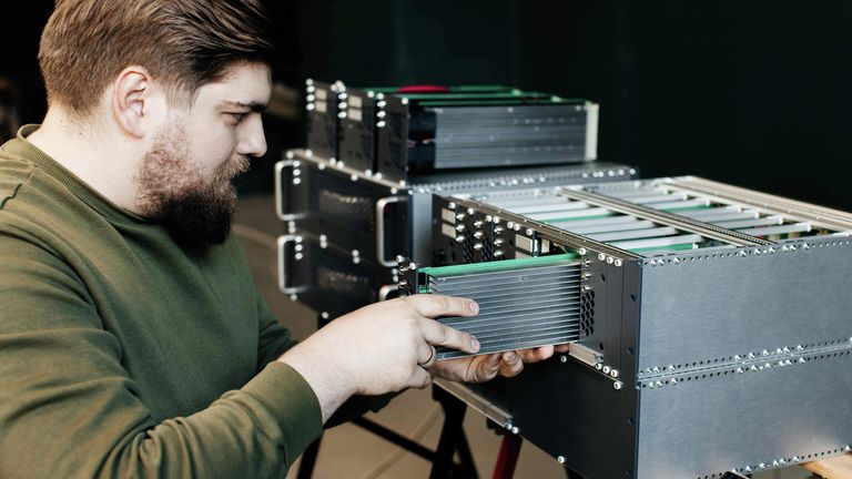 Старший преподаватель ТПУ Степан Скрипко работает с источниками питания для магнитов Старший преподаватель ТПУ Степан Скрипко работает с источниками питания для магнитов