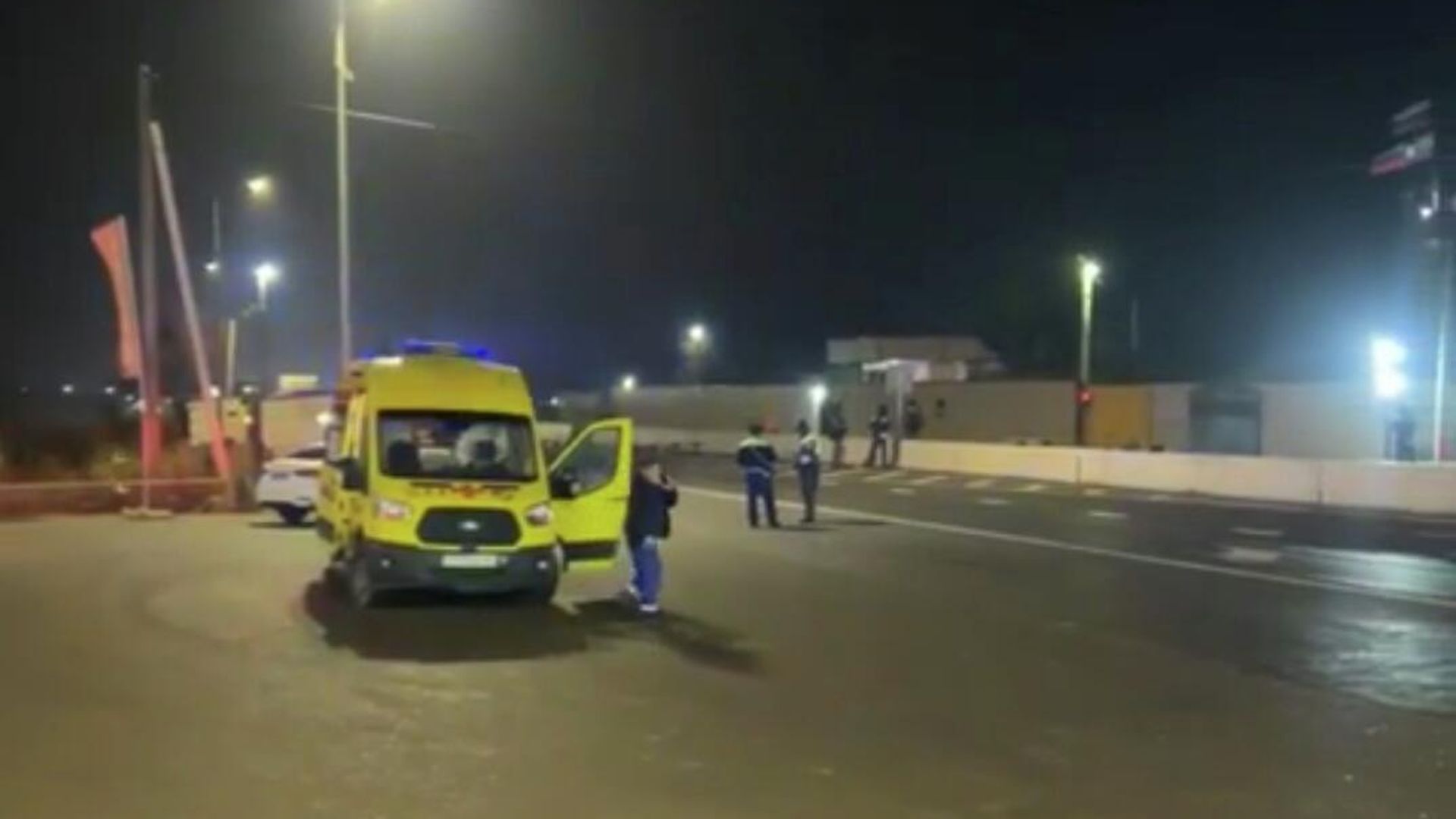 Автомобиль скорой помощи на месте происшествия, где неизвестный с ножом напал на сотрудников полиции, которые несли службу на КПП Джемикентский в Дербентском районе - РИА Новости, 1920, 30.11.2025
