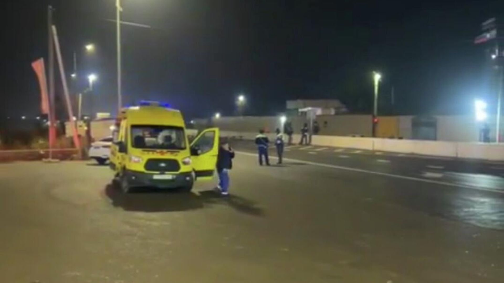 Автомобиль скорой помощи на месте происшествия, где неизвестный с ножом напал на сотрудников полиции, которые несли службу на КПП Джемикентский в Дербентском районе Автомобиль скорой помощи на месте происшествия, где неизвестный с ножом напал на сотрудников полиции, которые несли службу на КПП Джемикентский в Дербентском районе - РИА Новости, 1920, 02.12.2025