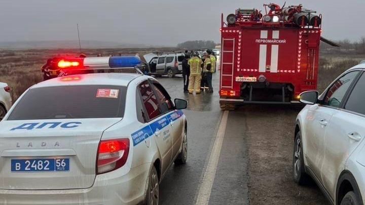 На месте столкновения двух автомобилей в Оренбургской области - РИА Новости, 1920, 01.12.2025