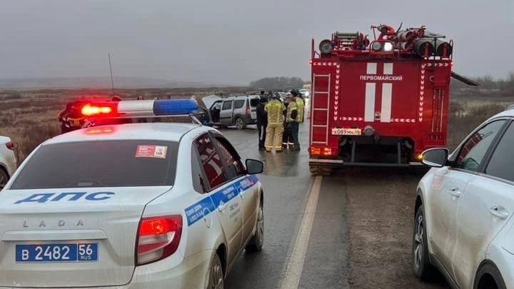 На месте столкновения двух автомобилей в Оренбургской области - РИА Новости, 1920, 01.12.2025