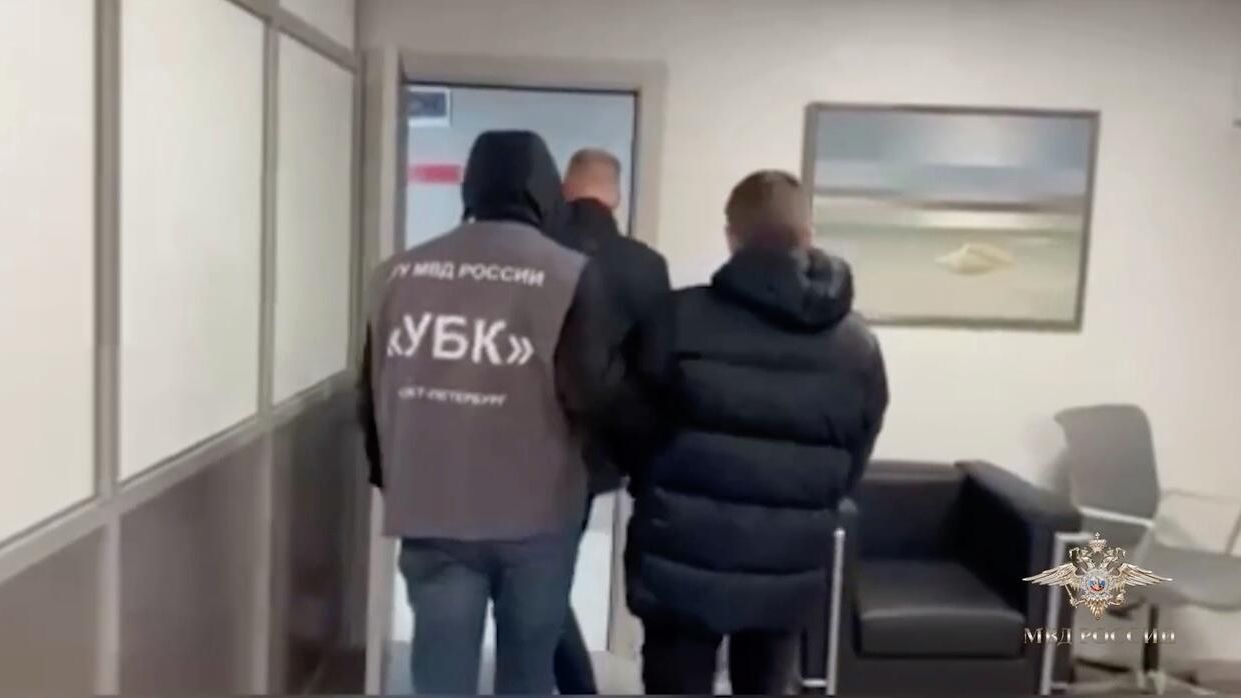 Полиция Петербурга ликвидировала техцентр телефонных мошенников с Украины - РИА Новости, 1920, 01.12.2025